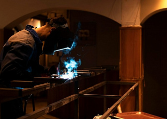 Сварщик дуговой сварки плавящимся электродом в защитном газе