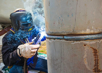 Сварщик дуговой сварки неплавящимся электродом в защитном газе